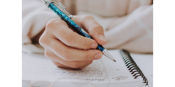 Organisateur De Cahier Vierge Ouvert Pour La Planification Sur La Table De  Travail Avec Des Appareils